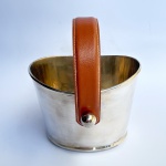 Singular balde para gelo em metal com banho de prata e alça em couro no estilo clássico. Med 20 cm de altura com alça x 17 x 12 cm. 