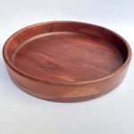 Grande Bowl ou saladeira em madeira maciça torneada. Peça de design da década de 60. Med 38 cm de diâmetro 7 cm altura. 