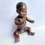 Brinquedo Antigo - PETITCOLLIN - Raro boneco bebê negro da renomada marca francesa fundada em 1860. Corpo em plástico rígido e olhos de vidro. Marca de manufatura na nuca e nas costas. Med 40 cm. 