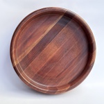 Grande Bowl ou saladeira em madeira maciça torneada. Peça de design da década de 60. Med 35 cm de diâmetro 8 cm altura. 