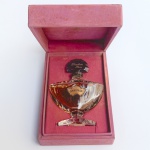 BACCARAT - Guerlain Paris - Icônico frasco do perfume Shalimar criado em 1925 em cristal francês facetado com tampa no formato de leque na tonalidade azul opalescente e acondicionado em estojo original.Selado ao fundo. Med perfume 12x9cm caixa 10x15x5cm. 