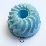Ágata - Antiga forma em espiral para bolo na tonalidade azul, podendo ser usada para decoração de parede. Possui marcas do tempo. Med 21 cm diâmetro 11 cm altura. 