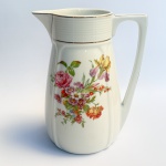 Candal - Portugal - Grande jarra em porcelana portuguesa vitrificada com decoração floral em policromia e frisos dourados. Marca de manufatura no verso. Med 22,5 x 18 cm. 