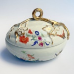 VISTA ALEGRE - Caixa no formato de melão em porcelana da renomada fábrica portuguesa. Decoração Imari em tons de azul, rouge de fer e dourado. Manufatura ao fundo. Desgaste na douração. Med 14x18,5x 13 cm. 