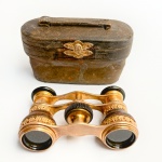 Antigo binóculos para teatro de manufatura da tradicional grife Duvelleroy Paris (ótico Chevallier). Confeccionado em bronze com flores em relevo e regulagem central de foco.Século XIX.Estojo original em couro. Med 9x5cm. 