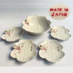 Saladeira com 4 bowls em porcelana japonesa no formato de folha e decorada com flores de cerejeira. Med saladeira 19x18x6,5cm Bowl 13,5x12cm. 