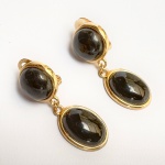 Francesca Romana Diana - Lindo par de brincos de pressão em metal banhado à ouro com pedra natural de ágata negra. Assinado pela designer. Acompanha embalagem original. 