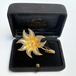 JOIA - Lindo broche português em filigrana de prata com banho de ouro (vermeil) no formato de flor. Med 6,5x4cm. 