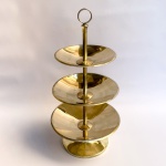 Porta confeitos em metal amarelo com três estágios e pega no feitio de argola. Manufatura Bel Prata. Med 36x18cm. 