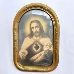Antigo quadro com vidro bombê e moldura em madeira rica em detalhes com imagem do Sagrado Coração de Jesus. Med 47x31,5cm.