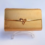 Bolsa Vintage COBLENTZ Gilt Metal Textured - Cluth texturizada em metal dourado com fechamento em flor da tradicional marca americana. Década de 40/50. Med 17x10x3,5cm. 