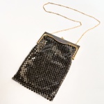 WHITING & DAVIS - EUA - Fundada em 1876 -Bolsa vintage americana em malha metálica negra com ferragens e alça em metal amarelo, forro em cetim. Med Bolsa 22,5x15cm com alça 43cm. 