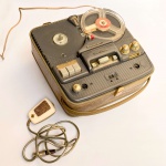 Som antigo: Gravador de rolo valvulado Telefunken Magnetophon 76, fabricado na Alemanha em 1963, acompanha microfone. Não testado.