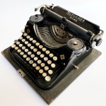 Máquina antiga alemã, Mercedes modelo Prima de 1934, rara máquina no Brasil, muito bom estado geral, funcionando até o momento. Acondicionada em case original, o qual falta a alça.