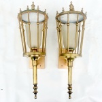 Imponente par de apliques para parede estilo tocheiro em bronze dourado polido com cúpula em vidro satinê. Med 63x21cm.