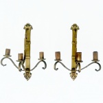 Antigo par de apliques para parede de três lumes confeccionado em bronze com design clássico atemporal. Med 52x32 cm. 