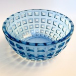 VERLYS - FRANCE - Bowl em grosso vidro Art Déco em azul translúcido. Lindo trabalho quadriculado em baixo relevo. Década de 30 a 50. Med 9,5cm altura 21cm diâmetro. 