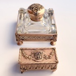 Tinteiro francês do século XVX estilo Império em monobloco de cristal translúcido lapidado,guarnições em bronze Ormolu sobre 4 pés, fartamente decorado em relevo com guirlandas e acantos.Acompanha caixa porta selos no mesmo padrão. Med tinteiro 11x10cm e caixa 8,5x4x4,5cm.