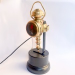 Antiga lanterna de carruagem do sec XIX, cerca de 1880. Originalmente a querosene, foi adaptada para energia, acondicionada sobre suporte em madeira e aço, interruptor por cordinha, toda em bronze polido. Cerca de 45cm de altura.