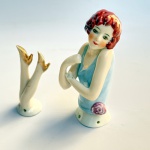 Coleção Half Doll - Antiga boneca em porcelana com policromia do período Art Déco. Acompanha par de pernas. Falta da mão esquerda. Med boneca 11,5cm pernas 8cm.