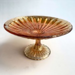 Fruteira de pé alto em vidro Carnival Glass. Pequeno lascado na borda.Med 10cm altura 19cm diâmetro. 