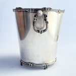 Grande balde para gelo em metal espessurado à prata sobre quatro pés, decoração na borda e argolas laterais.Marca de manufatura ao fundo. Falhas no banho. Med 22,5cm altura 20cm diâmetro. 