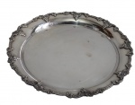 Salva em metal espessurado a prata, parte superior da borda cinzelada com cachos de uva e parreiras .Medindo: 28 x 2,5 cm.