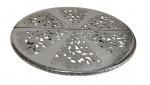 Descanso de panela em metal prateado com extensor e rodízio, parte central ricamente cinzelado e  fenestrado.  Medindo: 23 cm.