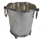 Balde de gelo produzido em metal espessurado a prata, alças e borda cinzelados. Medindo: 16 x 14 cm.