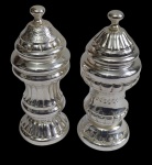 Dois potes em metal espessurado a prata.Medindo: 17 x 6,3 cm.