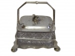 Rechaud em metal espessurado a prata, recipiente central em vidro. Medindo: 17 x 14 x 6,6 cm.