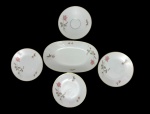 Rosenthal - Cinco peças em porcelana na cor branca, esmaltado com rosas e filete dourado,  sendo travessa, três ptratos para pao e pires. Medindo:  25 x 14,5 x 3 cm, 15,5 cm e 15 x 2,5 cm.