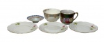 Seis  peças diversas em porcelana, sendo três pratos, cinzeiro, tigela e xicara.  Medidas: pratinho de pães; 17,5 cm de diâmetro. caneca bigode; 9,5 x 12 x 8 cm. tigelinha; 13 x 6,5 cm. cinzeiro; 11,5 x 3 cm.