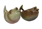 Duas molheiras em faiança inglesa no feitio de peixe. Medindo: 14,5 x 8,5 x 9,5 cm.