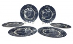 Seis pratos rasos em porcelana inglesa, esmaltado com decoração de epoca na cor azul. Medindo: 26 cm.