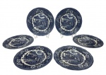 Seis pratos rasos em porcelana inglesa, esmaltado com decoração de epoca na cor azul. Medindo: 26 cm.