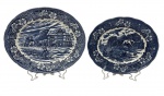 Duas travessas em porcelana inglesa, esmlatados com decoração de epoca na cor azul. Medindo: 33 x 28 cm e 30 x 25 cm.