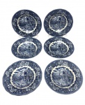 Seis pratos fundos em porcelana na cor branca, esmaltado com decoração de epoca na cor azul.  Medindo: 22,5 x 3,5 cm.