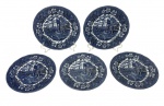 Cinco pratos para sobremesa  em porcelana na cor branca, esmaltado com decoração de epoca na cor azul.  Medindo: 20 cm.