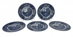 Cinco pratos para sobremesa  em porcelana na cor branca, esmaltado com decoração de epoca na cor azul.  Medindo: 20 cm.