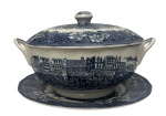 Sopeira  e melhão em porcelana na cor branca, esmaltado com decoração de epoca na cor azul.  Medindo: 32,5 x 25 x 18 cm e 31 cm de diâmetro.