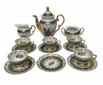 conjunto para café em porcelana esmaltada e vitrificada, com elegante decoração floral policromada, faixas em verde e rica ornamentação em douração. Composto por 1 bule com tampa, 1 leiteira, 1 açucareiro (sem tampa), 5 xícaras para cafezinho com 5 pires e 1 pratinho avulso. Medidas: bule 18 x 16,5 x 9,5 cm; leiteira 10,5 x 7 x 9 cm; açucareiro 12,5 x 9 x 7 cm.