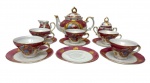 Conjunto para chá em porcelana chinesa, decorado com cena galante e detalhes em ouro.  Sendo bule, leitera, açucareiro e cinco xicaras para chá. Medindo: 16 x 22 x 16 cm, 9,5 x 7 x 8,5 cm. 9 x 13,5 x 12 cm.