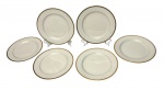 Seis pratos para sobremesa em porcelana thailandesa, esmaltados na cor creme e filete dourado. Medindo: 20,5 cm.