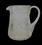 Belissima jarra para agua / suco em cristal translucido ricamente lapidado. Medindo: 17 x 19 x 12 cm.