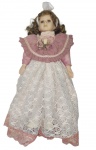 Antiga boneca decorativa em porcelana, com acabamento artesanal e vestimentas em estilo clássico/vitoriano. Medindo:  39 cm de altura.