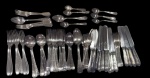 Parte de faqueiro em metal prateada contendo diversos talheres, sendo 18 garfos de mesa, 5 garfos de sobremesa, 13 garfos de peixe, 6 facas de sobremesa,11 facas de mesa, 6 facas de peixe, 8 colheres de mesa, 8 colheres de sobremesa, 6 colher de chá e 2 de cafezinho. Total 88 peças.