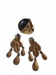 Par de brincos e anel confeccionados em metal dorado com pedras sinteticas diversas. Medindo: 6 cm e  anel aro 22.