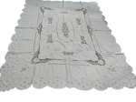 Antiga e grande toalha de mesa em linho bordado. Medindo: 190 x 240 cm.
