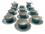Conjunto para cafe em porcelana esmaltada e policromada, sendo 10 xicaras com seus respectivos pires, açucareiro e leitera. Medindo: 11,5 x 9,5 x 10,5 cm e  10,5 x 9 x 7,5 cm.